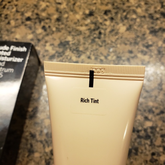 ■■SOLD■■NIB BOBBI BROWN TINTED MOISTURIZER  SPF 15 - Picture 4 of 8